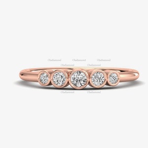 Bezel set ronde geslepen Moissanite verlovingsring kleurloze vijf stenen diamanten trouwring, jubileum ring 14K Solid Gold Ring belofte ring
