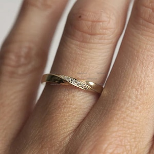 14K Gold Mobius Ring, Twist Wedding Ring with Elegant Mossanite Diamond, Mobius Band, Sterling Silver Wedding Band, Anniversary Gift for Her