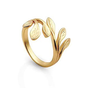 Può includere: Un anello d'oro con un delicato design di foglie e un gambo. L'anello è aperto e regolabile.