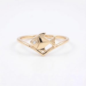 Bague poisson rouge moissanite ronde en or massif 14 carats pour amoureux des animaux, cadeau d'anniversaire minimaliste empilable délicat