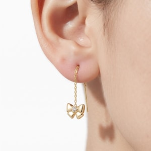 Pendientes colgantes de moissanita redonda en oro macizo de 10 quilates con cadena delicada, joyería nupcial minimalista, regalo de aniversario de boda para ella.