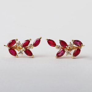 Pendientes trepadores de plata de ley con rubí y moissanita en pan de oro de 14 quilates.