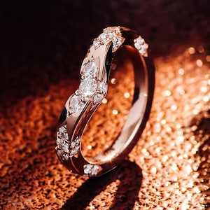 10k Solid Gold Rund Moissanite Halbe Ewigkeit gebogener Chevron Ring, 925 Sterling Silber Moissanite Zierlicher V-förmiger Ring, Geschenk für einen besonderen Menschen