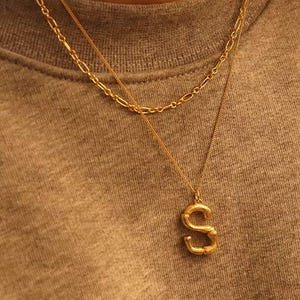 Colar com pingente de letra S texturizado, colar com pingente de letra S de ouro maciço 14k, colar com pingente de letra S sólido 10k, presente para ela