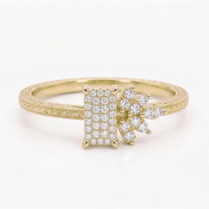 Anello rettangolare in oro 14 carati con moissanite rotonda e pavé, design a foglia con lavorazione milgrain e motivo geometrico, ideale come regalo di anniversario.