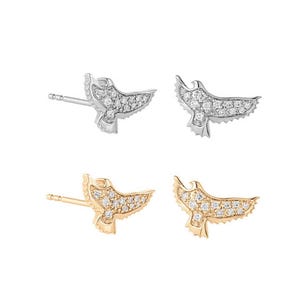Op de afbeelding: Vier oorstekers, twee zilverkleurige en twee goudkleurige. Elke oorbel is een vogel in vlucht, met een lichaam en vleugels bezet met kleine, heldere edelstenen. De oorbellen zijn ontworpen voor doorboorde oren. De oorbellen zijn ongeveer 1,5 cm lang.