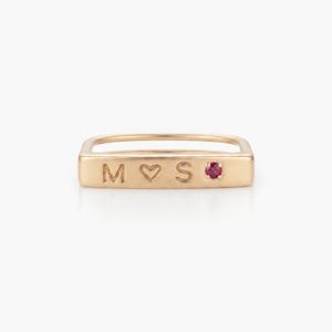 Anillo de oro de 14 quilates con barra redonda de rubí, personalizado con la letra M y la letra S grabadas, alianza de boda solitaria con letra delicada, regalo con escritura personalizada