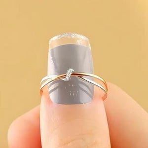 Anillo entrelazado de doble nudo, banda cruzada bicolor de oro de 14k con diamante de laboratorio y moissanita, anillo de compromiso trenzado llamativo, elegante regalo para mujer