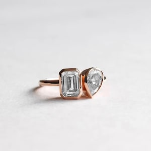 Double Stone Emerald And Pear Cut Diamond Engagement Ring Toi Et Moi Wedding Ring 14K Gold Handmade Two Stone Couple Moissanite Wedding Ring