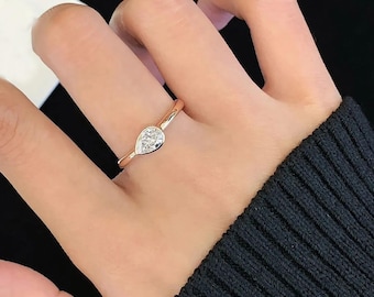 Anillo solitario de moissanita en forma de pera: engaste de bisel este-oeste, oro de 14 k/18 k