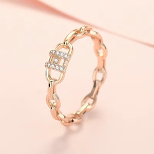 Anillo de compromiso con cadena cubana y moissanita redonda de oro macizo de 14 k, con eslabones entrelazados y cadena cúbica.