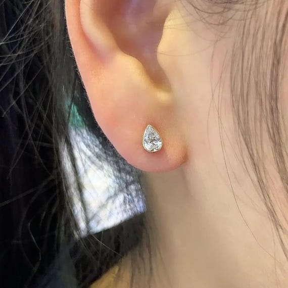 2カラット モアッサナイト ベゼルセット スタッドピアス：14Kまたは10K 