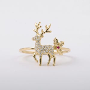 Personalisierter Statement-Ring aus 14-karätigem Gold mit rundem Moissanit und Rentier-Cluster, besetzt mit Labordiamanten und einem Hirschblatt-Pavé, individueller Rubin als Weihnachtsgeschenk