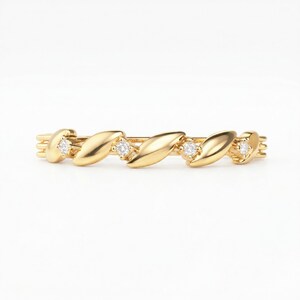 Anillo de oro de 14 quilates con diamante redondo cultivado en laboratorio y diseño de hoja de olivo. Delicado anillo minimalista inspirado en la naturaleza, ideal para apilar y como regalo de aniversario.