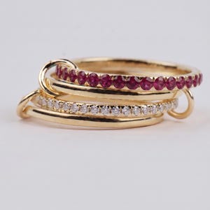 14K massief gouden draaibare ring, met schakels van laboratoriumrobijn en moissanite, een verbonden ontwerp dat als een fidget-hanger fungeert, een elegant jubileumcadeau voor haar.