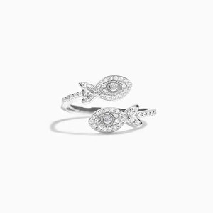 Può includere: Un anello argentato con un design a doppio pesce. Ogni pesce è incastonato con piccole pietre scintillanti, con una pietra più grande al centro. La fascia dell'anello è aperta, consentendo una regolazione della taglia.