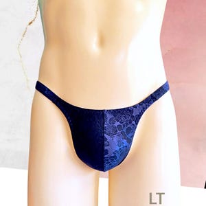 Könnte beinhalten: Ein blauer und schwarzer Unterwäsche mit einem floralen Muster. Die Unterwäsche befindet sich auf einer weißen Schaufensterpuppe.