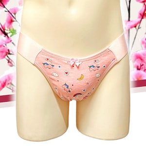 Könnte beinhalten: Rosa Unterwäsche mit einem weißen Bund und einem Einhorn-Druck. Der Druck zeigt Einhörner, Sterne, Herzen, Regenbögen und Wolken.