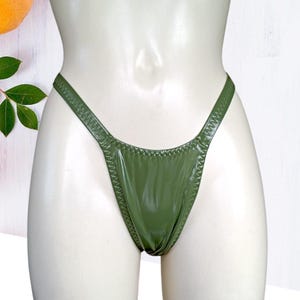 Diseño tipo "Tuck" de vinilo y látex, para mujeres trans.