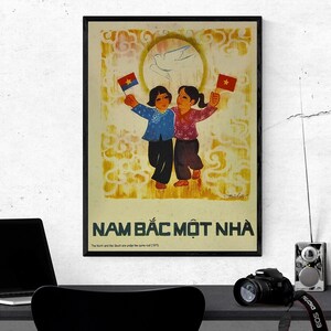 Vintage Vietnam KriegsPropaganda Plakat - Kinder feiern den Norden und den Süden sind wieder zusammen unter dem gleichen Dach 1975 - 30x40 cm