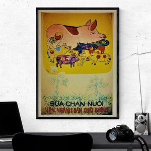 Puede incluir: Un póster vintage con fondo amarillo que presenta una ilustración de dibujos animados de un cerdo grande de color rosa con cerdos más pequeños que lo rodean. El póster tiene el texto "BUA CHAN NUOI LEN NGHANH SAN XUAT CHINH" en rojo y negro.
