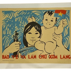 Può includere: Un manifesto di propaganda vintage con una donna che tiene un fucile e un bambino nell'altro braccio. Il bambino tiene una bandiera con una stella gialla. Il manifesto è in blu, rosso, giallo e nero. Il testo sul manifesto dice "Proteggi e sii padrone del villaggio".