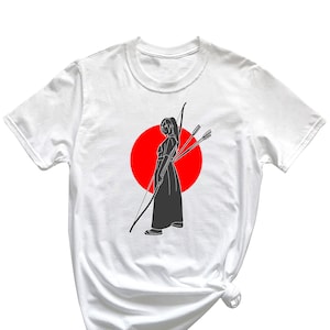 Puede incluir: Camiseta blanca con una ilustración en blanco y negro de una persona sosteniendo un arco y una flecha frente a un círculo rojo.