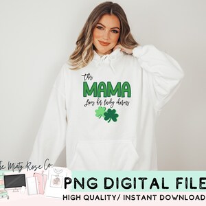 Diese Mama liebt ihre Glücksbringer png, St. Patricks Day png, Sublimation, St. Patricks Day Sublimation, trägt ihre Glücksbringer auf ihrem Ärmel