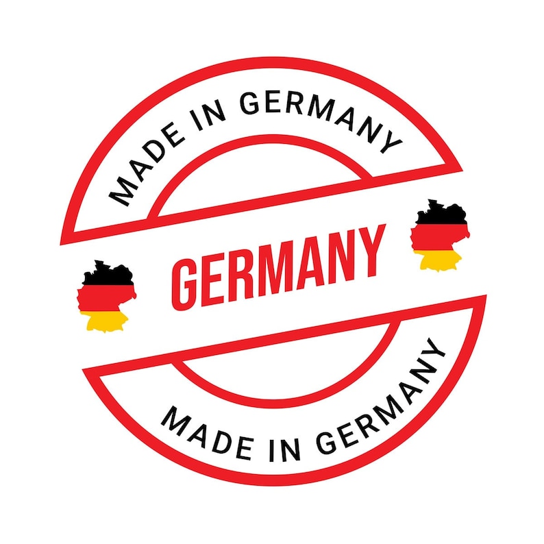 Może przedstawiać: Okrągła czerwono-biała pieczątka z tekstem "Made in Germany" i "Germany" w kolorze czarnym. Pieczątka zawiera r&oacute;wnież mały obrazek flagi niemieckiej.