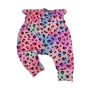 Peut inclure: Pantalon bébé en tie-dye rose, bleu et vert avec un imprimé léopard noir.