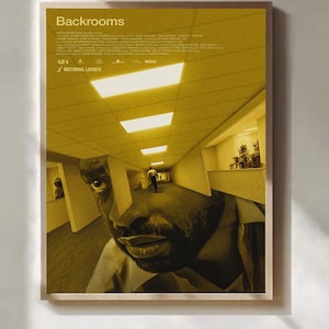 Puede incluir: Un póster de película rectangular titulado Backrooms con una paleta de colores amarillo monocromático. La obra muestra un pasillo de oficina largo y poco iluminado con luces fluorescentes en el techo y un primer plano de un rostro.
