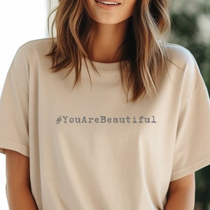Du är vacker t-shirt, mental hälsa t-shirt, självkärlek, du är inspirerande t-shirt, motivationströja, positiva citat t-shirt, hashtag