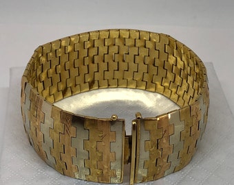 Bracelet en trois couleurs d'or 18 kt. Poids 66,4 g.