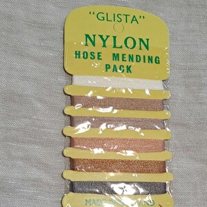 Puede incluir: Un paquete de hilo de nylon para zurcir medias "Glista". El paquete contiene seis carretes de hilo en varios tonos de marrón, beige y blanco. Cada carrete está etiquetado con "45 yardas".