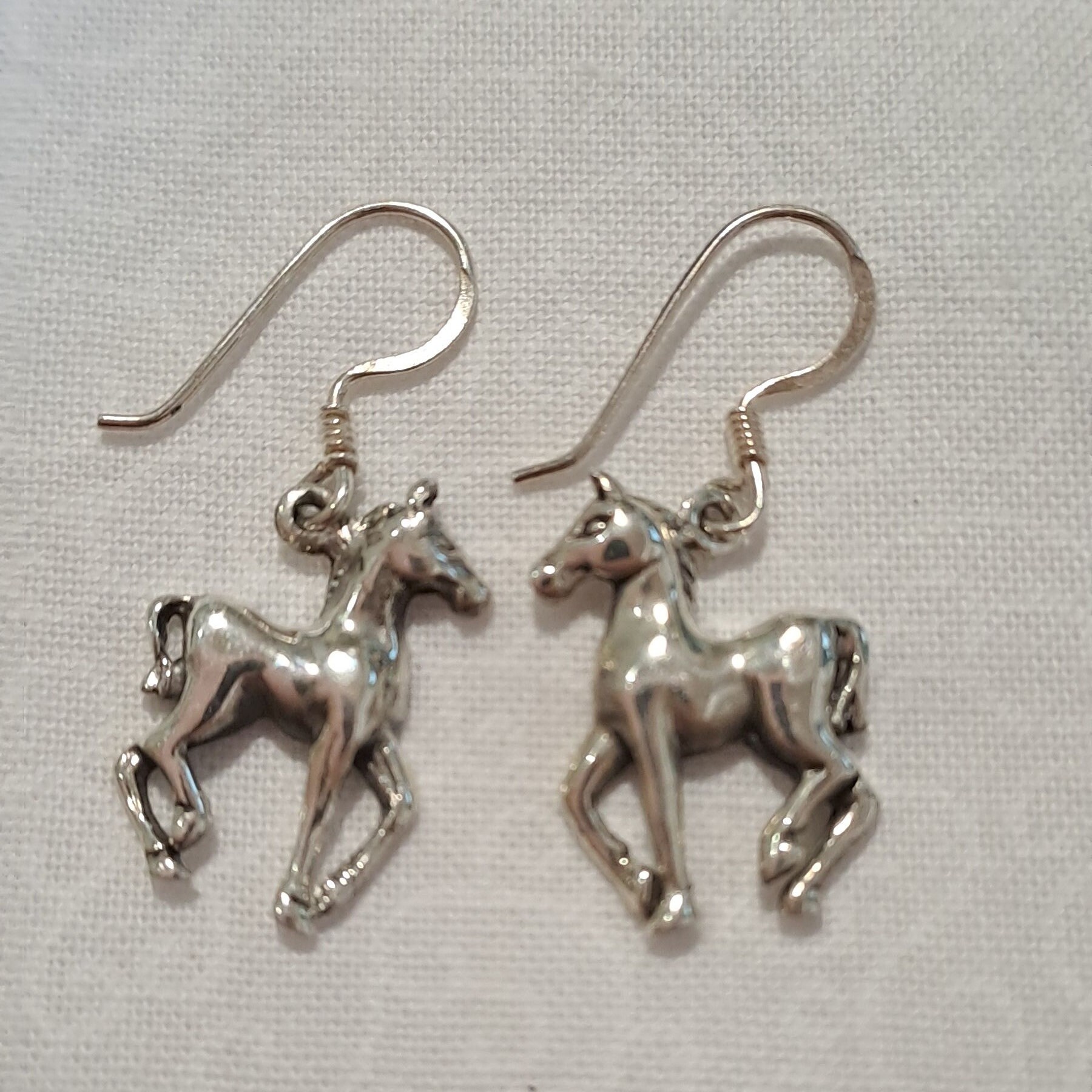Orecchini a forma di pony in ceramica fatti a mano: fili in argento sterling, 'Magic Garden Ceramics' - Italia