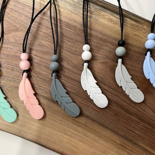 Plumes à mâcher, collier sensoriel, Fidget, soulagement du stress, TDAH, autisme, collier à mâcher, pendentif à mâcher, collier de plumes conçu