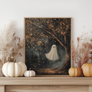 Op de afbeelding: Een ingelijste print van een grillige geest die zweeft in een donker bos met gloeiende lichten. Het kunstwerk heeft een vintage esthetiek, met een boom en herfstbladeren. De woorden "MY PRINTABLE JOY" staan onderaan.