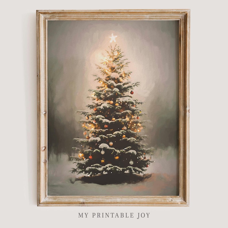 Peut inclure: Un sapin de No&euml;l enneig&eacute; avec des lumi&egrave;res scintillantes et des ornements color&eacute;s. Le sapin est illumin&eacute; par une &eacute;toile au sommet et entour&eacute; d'une douce couverture de neige blanche.