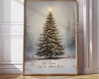Peut inclure: Une impression d'art imprimable représentant une scène de forêt enneigée avec un grand sapin de Noël vert décoré de lumières scintillantes. Le texte "Oh Come Let Us Adore Him" est écrit sous l'arbre.