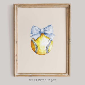 Könnte beinhalten: Ein Aquarellbild eines gelben Softballs mit einer blauen Schleife oben drauf. Der Softball befindet sich in der Mitte des Bildes und ist von einem weißen Hintergrund umgeben.