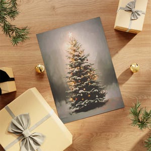 Peut inclure: Un sapin de No&euml;l enneig&eacute; avec des lumi&egrave;res scintillantes et des ornements color&eacute;s. Le sapin est d&eacute;cor&eacute; d'une &eacute;toile au sommet et se d&eacute;tache sur un fond gris doux.