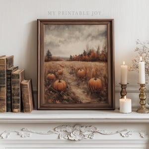 Può includere: Dipinto paesaggistico incorniciato raffigurante un campo di zucche lungo un sentiero, con un cielo nuvoloso. L'opera d'arte è in una cornice di legno ed è esposta su un caminetto bianco, insieme a libri d'epoca e candele accese.