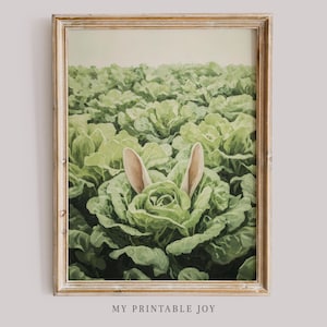 Puede incluir: Un primer plano de un campo de verduras de hoja verde con dos orejas de conejo blancas que asoman desde el centro.