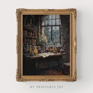 Könnte beinhalten: Ein gerahmter Vintage-Druck einer Laborszene. Das Kunstwerk zeigt einen Holztisch mit verschiedenen Glasflaschen und Gläsern, ein Fenster und ein Bücherregal. Der Rahmen ist goldfarben mit aufwendigen Details. Der Text "MY PRINTABLE JOY" befindet sich unten.