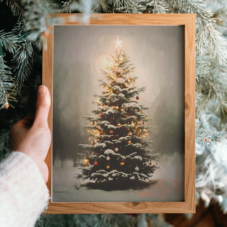 Peut inclure: Un sapin de No&euml;l enneig&eacute; avec des lumi&egrave;res scintillantes et des ornements color&eacute;s. L'arbre est dans un cadre en bois et a une &eacute;toile au sommet.