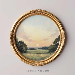 Puede incluir: Un marco ovalado dorado con una pintura de una escena de paisaje. La pintura representa un campo con árboles y una puesta de sol en el fondo.