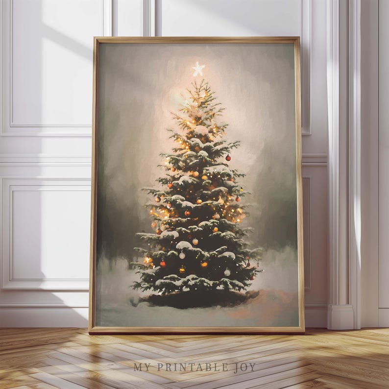 Peut inclure: Une peinture d'un sapin de No&euml;l recouvert de neige avec des lumi&egrave;res scintillantes et des ornements color&eacute;s. L'arbre est dans une palette de couleurs douces et mates avec un fond gris clair.