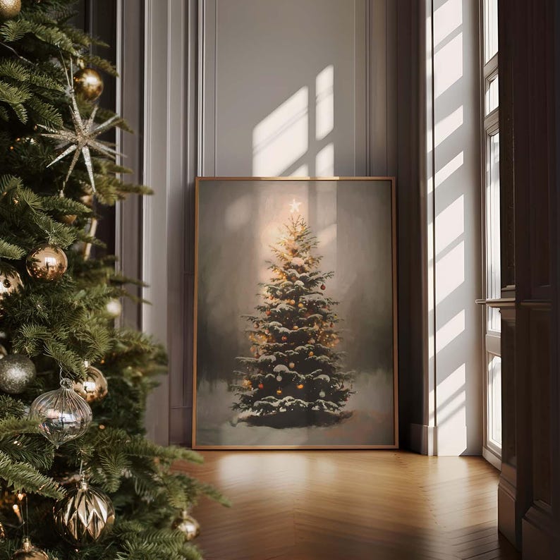 Peut inclure: Une impression encadr&eacute;e d'un sapin de No&euml;l recouvert de neige avec des lumi&egrave;res scintillantes et des ornements. L'arbre est sur un fond gris doux avec une &eacute;toile au sommet.