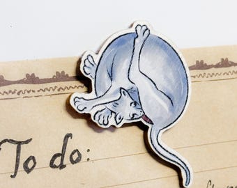 Hölzerner Magnet - MITTELALTERLICHE PFLEGEKATZE- Umweltfreundlicher skurriler Marginalia-Kühlschrankmagnet. Lustige historische Kuriositäten für die Küche!