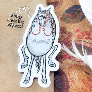 Goofy middeleeuws paard - zilvereffect - vinylsticker, waterdicht, middeleeuwse marginalia, paard, historisch, middeleeuwen, grappig, grillig